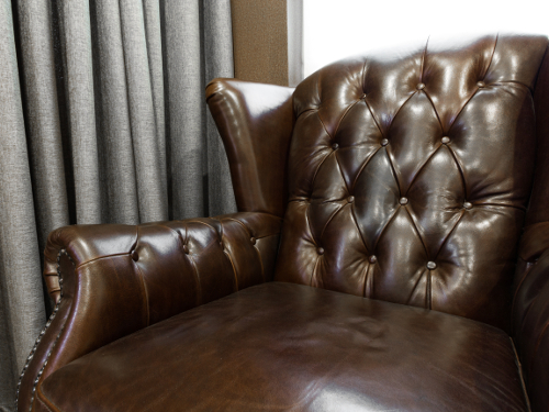 sofa z brązową tapicerką